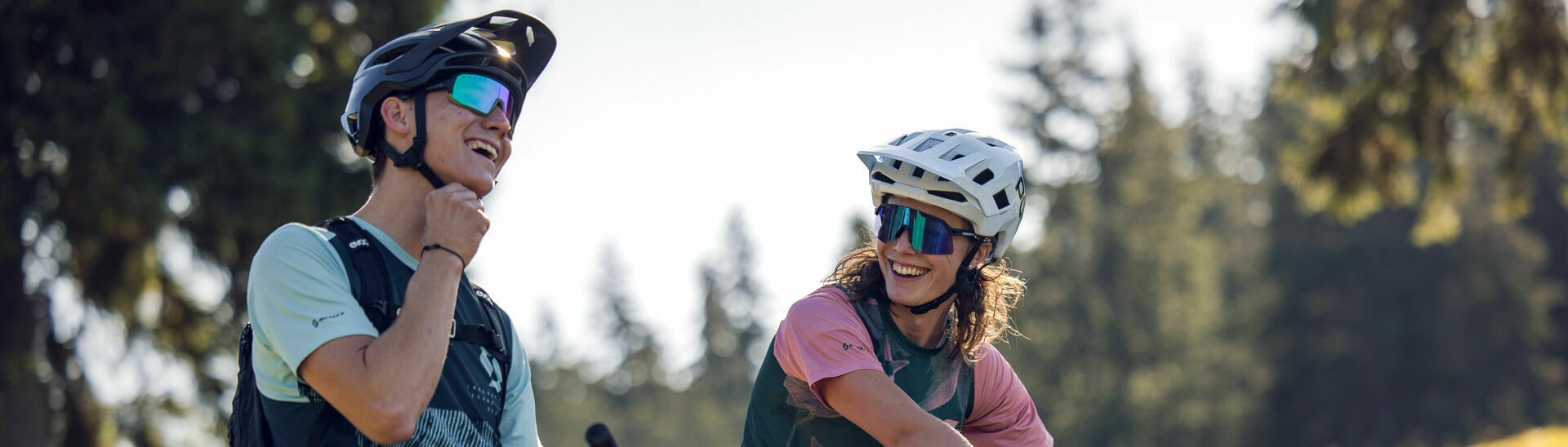 MTB-Tour zur Köglalm An einem sonnigen Herbsttag begeben sich zwei Mountainbiker auf eine Tour zur Köglalm in Achenkirch am Achensee.