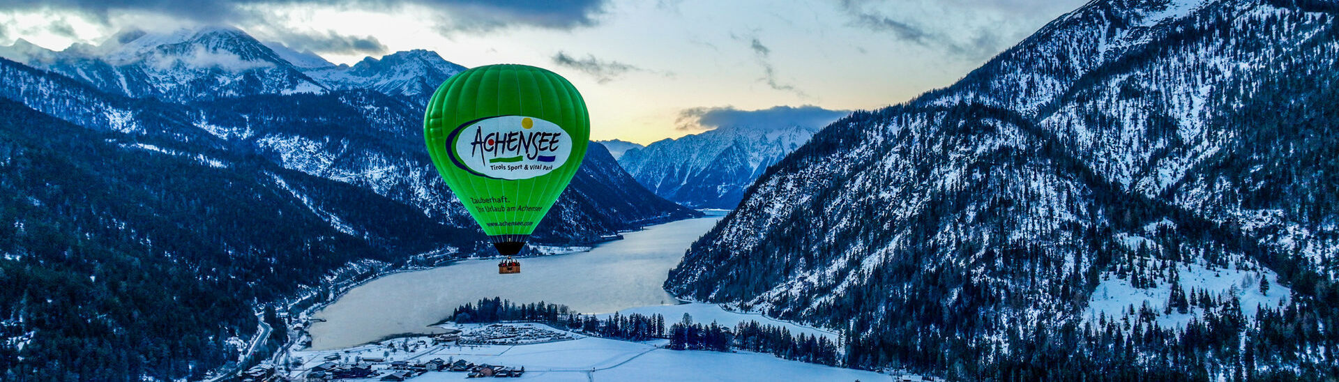 Hot-air ballooning in winter Rise into the skies in hot-air balloon and enjoy a bird's eye view of the wintry Karwendel mountains.