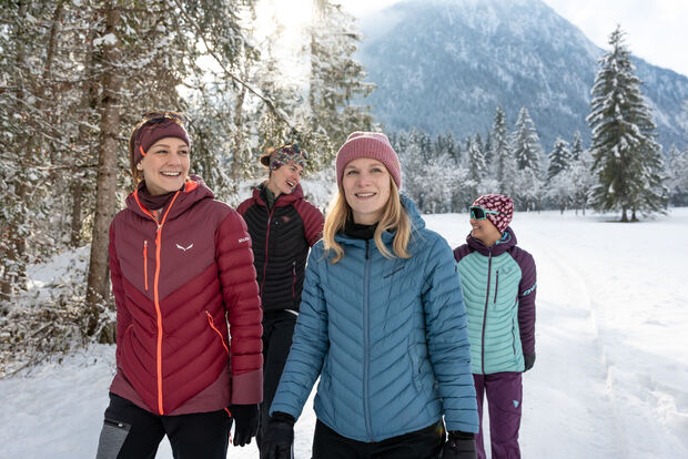 Winterwandern mit Freundinnen im Gerntal Eine Gruppe Freundinnen unternimmt bei herrlichem Wetter eine Winterwanderung im Gerntal im Naturpark Karwendel.