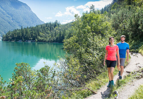 Transalpine crossing The adventurous hiking trail leads along the Achensee from Achenkirch to Pertisau and the Gaisalm.