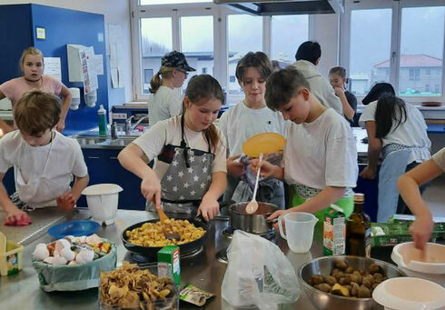 School timetable Pupils at Achensee secondary school learn a lot for their future in the subject of nutrition and household.