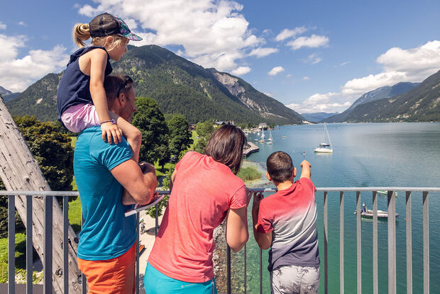 Family outing to the viewing platform in Pertisau At 14 metres high, the viewing platform in Pertisau am Achensee is a highlight in the region and a popular attraction for families.