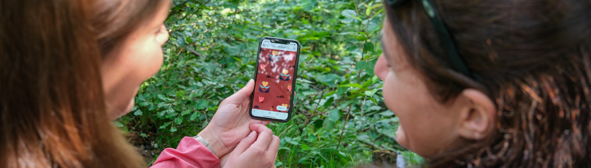Wunderweg „Besinnung am Achensee" Zwei Freundinnen erkunden den interaktiven Wunderweg „Besinnung am Achensee" zwischen Maurach und Pertisau.