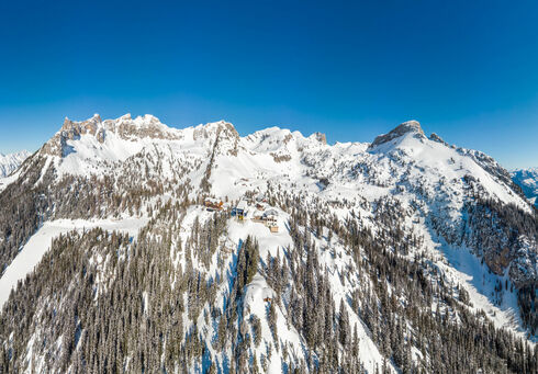Rofan Seilbahn Blick auf die Rofan Seilbahn im Winter und die umliegende Berglandschaft.