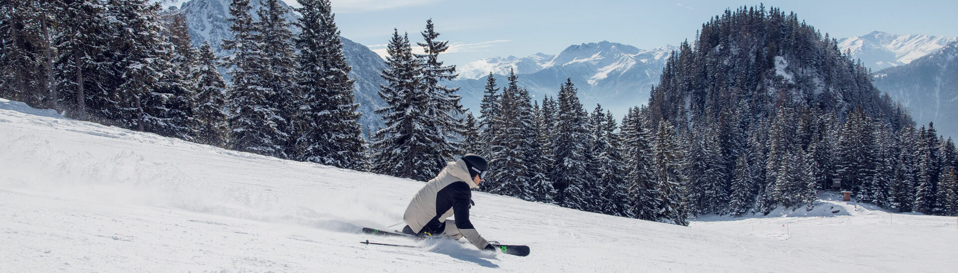 Skifahren im Rofangebirge Skifahrer genießen den sonnigen Wintertag auf den gut präparierten Pisten im Rofangebirge.