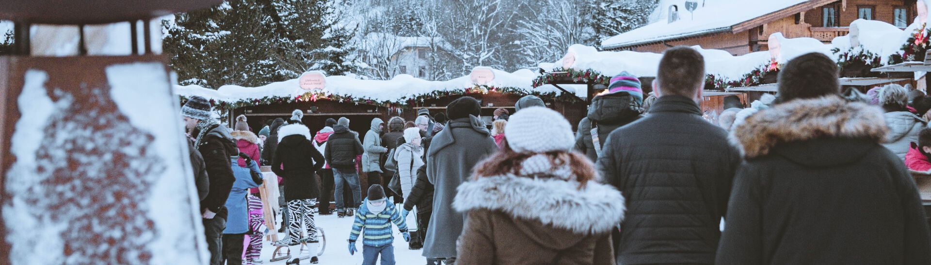 Advent and Christmas market Lovers of Lake Achensee enjoy the Advent and Christmas market at Lake Achensee.