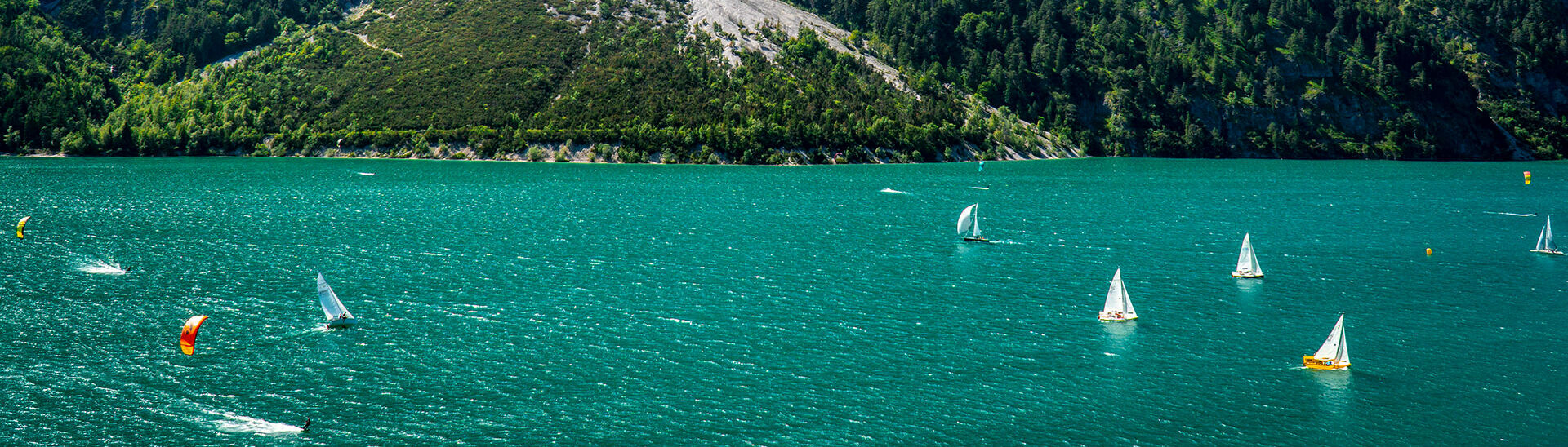 Segeln am Achensee Am Achensee herrschen oft perfekte, manchmal auch herausfordernde Windbedingungen für Surfer, Segler und Kitesurfer.