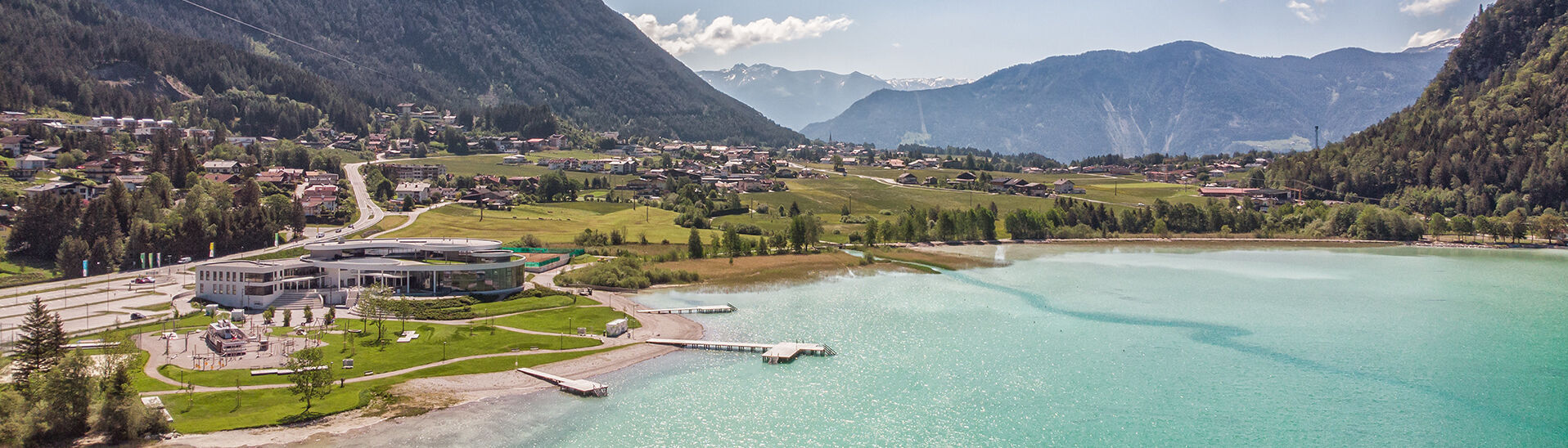 Das Atoll in Maurach am Achensee Eine Luftaufnahme vom Atoll Achensee im schönen Sonnenschein.
