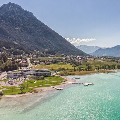 Das Atoll in Maurach am Achensee Eine Luftaufnahme vom Atoll Achensee im schönen Sonnenschein.