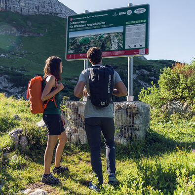 Naturlehrpfad Rofan Ein Pärchen erkundet den Naturlehrpfad Rofan und informiert sich über das richtige Verhalten in der Natur.