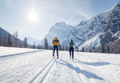 Langlaufen Winterbegeisterte nutzen das sonnige Wetter für eine Langlaufrunde in das Falzthurntal im klassischen Stil.