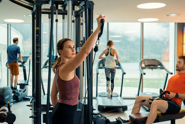 Lakeside-GYM des Atoll Achensee in Maurach Das Lakeside-GYM im Atoll Achensee in Maurach wartet mit zahlreichen Sportgeräten auf Fitness-Begeisterte.