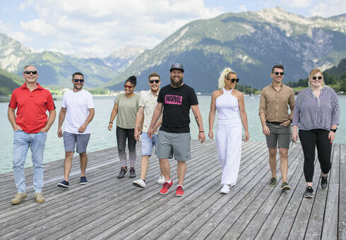 Du willst etwas erleben? Ein Gruppenfoto am Steg in Maurach am Achensee.