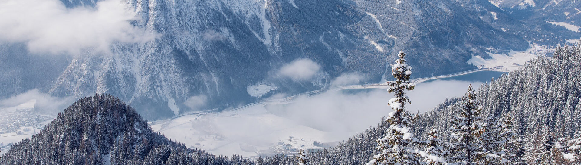 The Achensee region in winter View from the Rofan mountains over the snow-covered Achensee region and the Nature Park Karwendel.