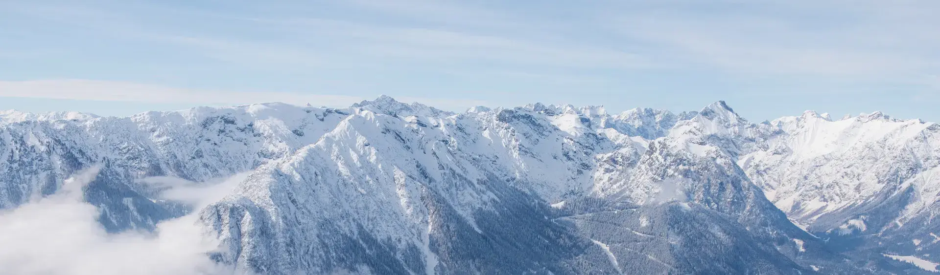 Die Region Achensee im Winter Der Blick vom Rofangebirge auf die verschneite Region Achensee und den Naturpark Karwendel.