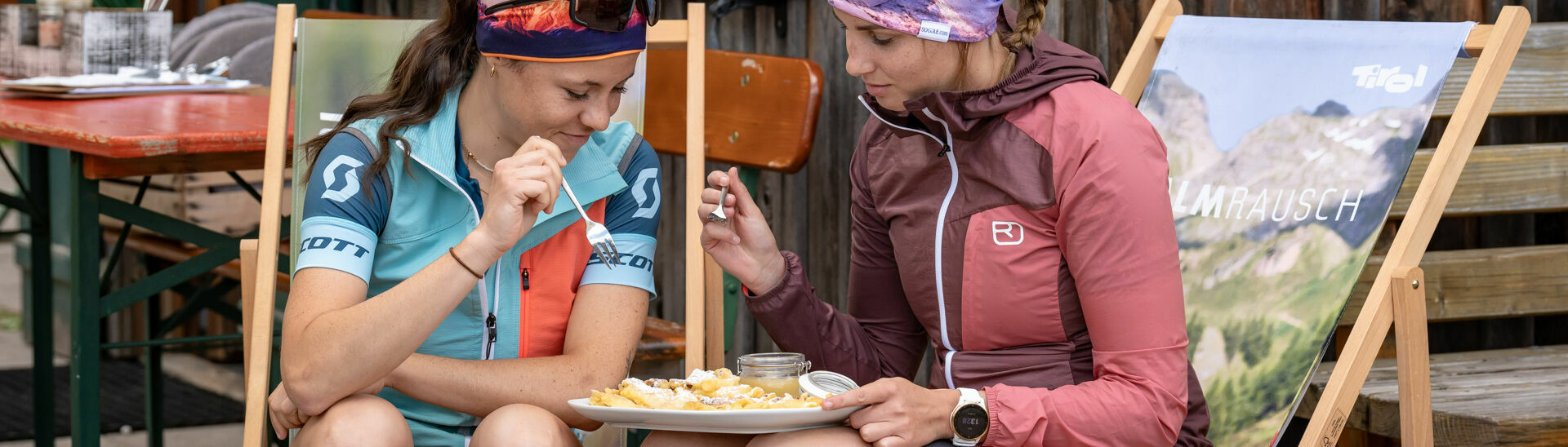 Hütteneinkehr in Steinberg am Rofan Zwei Freundinnen genießen Heißgetränk & Kaiserschmarrn bei der Rast auf der Gufferthütte in Steinberg am Rofan.