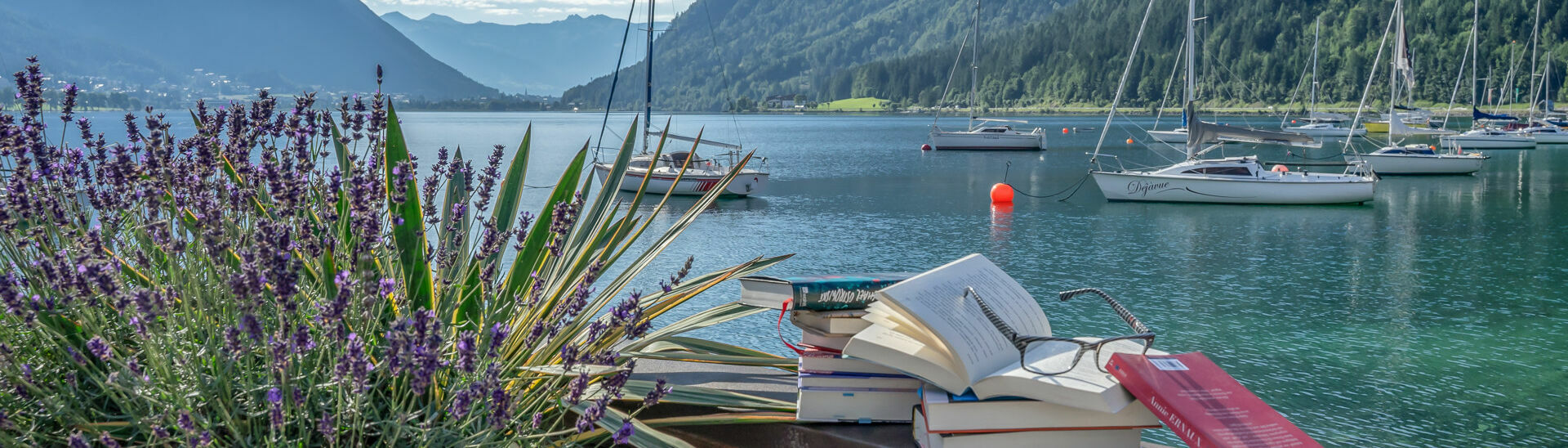 achensee.literatour Im Zuge des Literaturfestivals „achensee.literatour“ wurden viele fesselnde Bücher vor einer atemberaubenden Kulisse in Szene gesetzt, begleitet vom malerischen Achensee, Segelbooten und dem majestätischen Ebner Joch im Hintergrund.