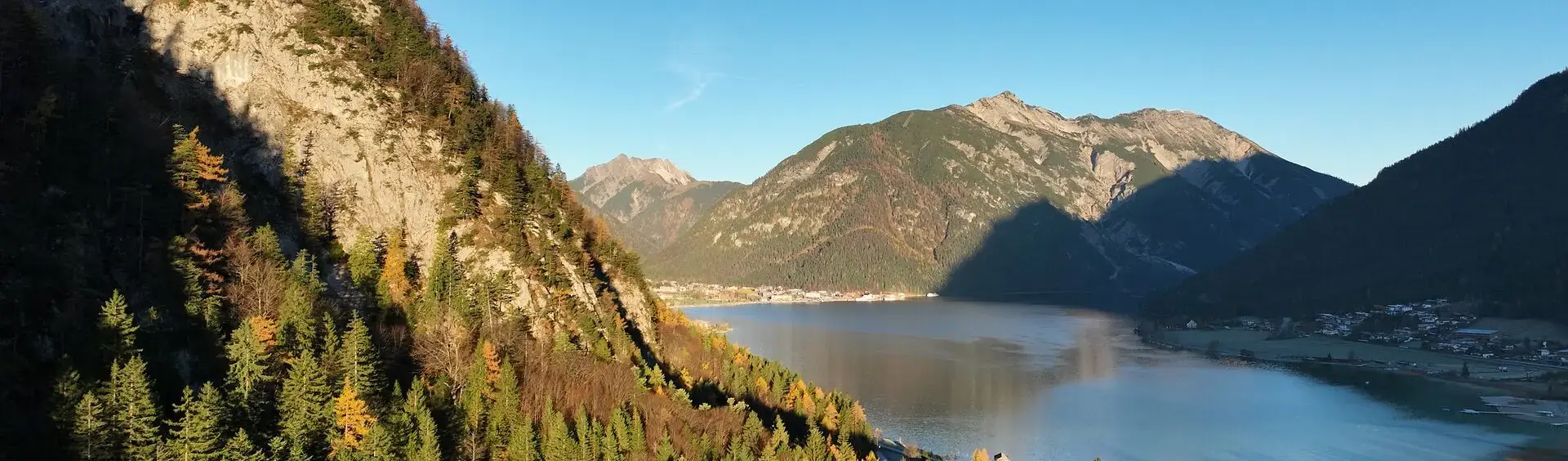 Herbstliche Landschaft über Maurach am Achensee /// /// Autumnal landscape above Maurach am Achensee Die herbstliche Landschaft in Maurach am Achensee, am Fuße des Bärenkopfs, mit Blick auf den Seeberg und den Seekar, ist bunt gefärbt. /// Colourful autumn landscape in Maurach am Achensee, with views of the Bärenkopf, Seeberg, and Seekar mountains.