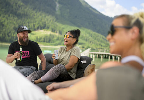 Ausflugsziele, Freizeit & Events Freunde genießen ihre Freizeit bei einem kühlen Getränk in der BEACH-Bar in Maurach am Achensee.