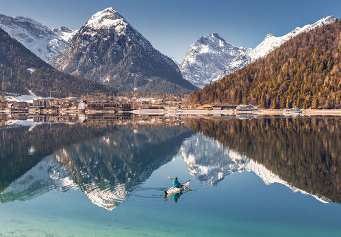 Kajakfahren im Winter Mit dem Kajak kann man die Stille des Winters am Achensee genießen.