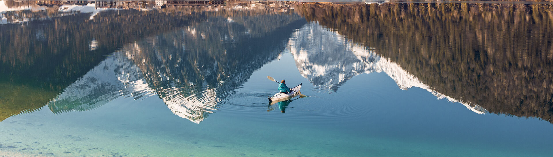 Kajak fahren im Winter am Achensee Mit dem Kajak kann man die Stille des Winters am Achensee genießen.