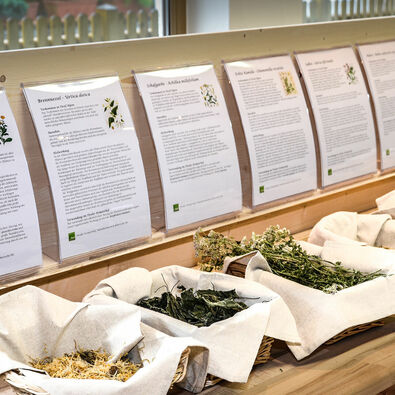 Tiroler Kräuterhof Von ätherischen Ölen, Cremes und Lotionen bis hin zu Entschlackungswasser – all diese Produkte, werden in Maurach am Achensee in Handarbeit herstellt und dort verkauft.