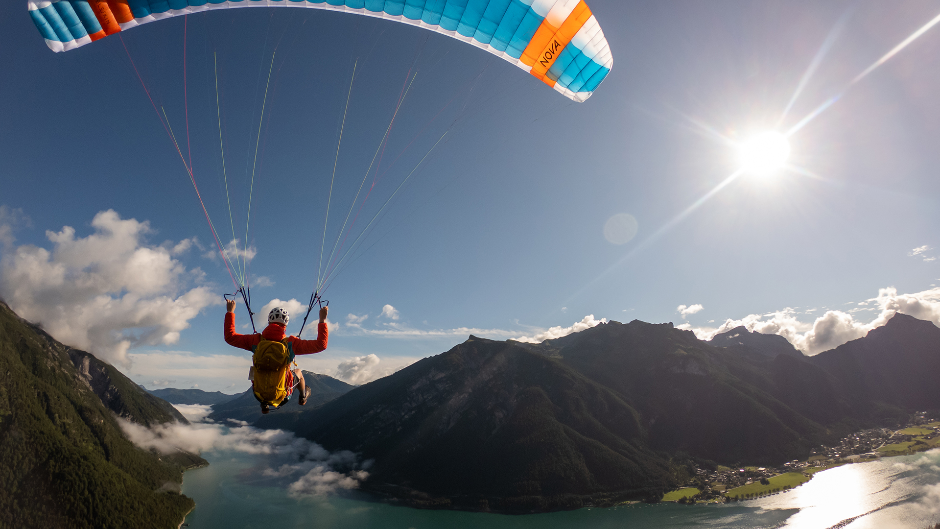 Gleitschirmfliegen im Sommer am Achensee