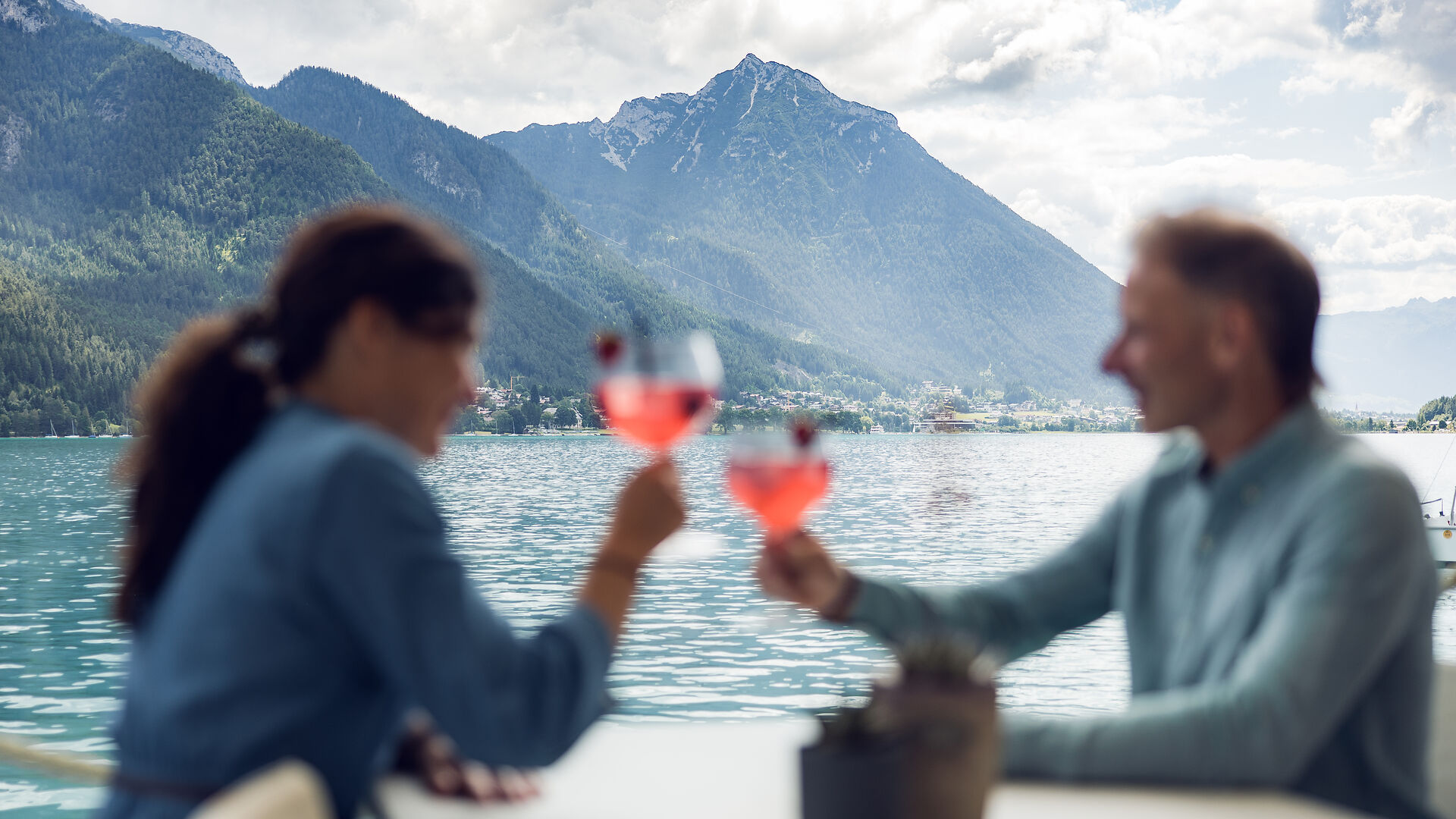 Ein Paar genießt den Moment am Ufer des Achensees