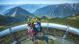 spektakuläre Aussicht vom Adlerhorst auf die Bergstation, das Ebner Joch und das Inntal