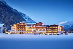 Hotel Außenansicht im Winter