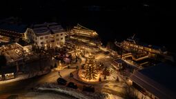 At the Christmas market of the Achenseeschifffahrt in Pertisau, a giant Christmas tree and fairy lights light up the market.