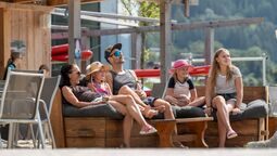 Familie bei der BEACH-Bar im SEE-Bad des Atoll Achensee