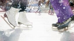 Ringsherum die Berge - da macht eislaufen gleich viel mehr Freude.