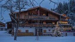 the Sixenhof during Advent - wintery and with a lit Christmas tree in the garden