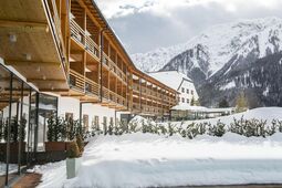 Hotel Teilansicht im Winter