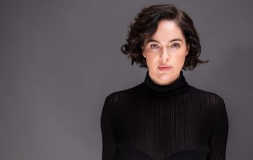 IDEALTOURS-Reading on the boat with Verena Altenberger IDEALTOURS-Reading on the boat with Verena Altenberger